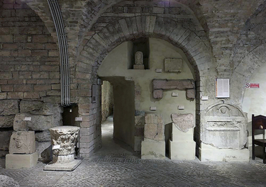 scavi  sotto la piazza del comune foro romano