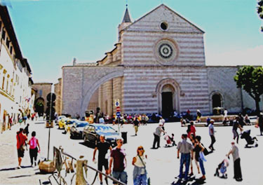Basilica e piazza santa Chiara