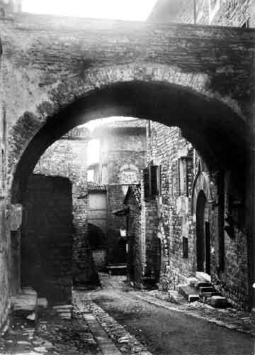 vicolo medievale e la casa di bernardone sullo sfondo