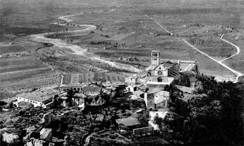 basilica di san francesco e sullo sfondo la valle del tescio