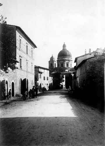 una via di santa maria con la basilica sullo sfondo