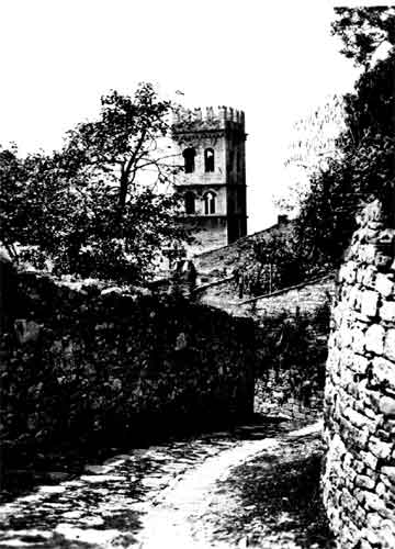 vicolo medievale e torre comunale