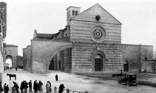 piazza santa chiara e facciata della basilica