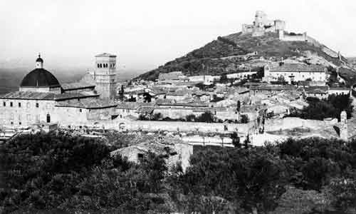 quartiere di piazza nuova e la rocca sullo sfondo