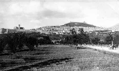 panorama di assisi dalla pianura di santa maria degli angeli