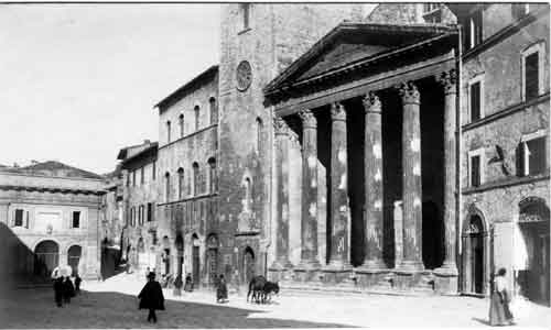 piazza del comune e tempio di minerva