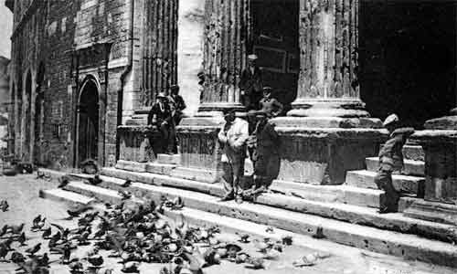 mangime ai colombi di fronte al tempio di minerva