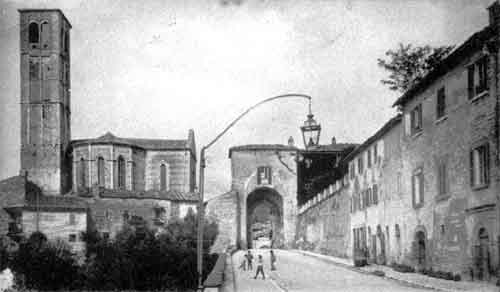 il campanile, l'abside e la porta di santa chiara visti da borgo aretino