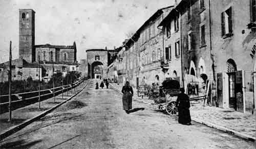 borgo aretino con la vista dell'abside della basilica di santa chiara