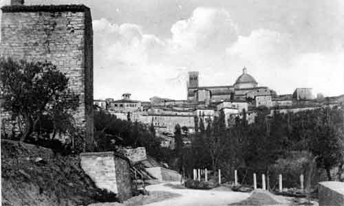 scorcio di assisi e della cattedrale dalla costruenda circonvallazione