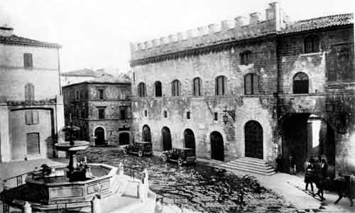 fontana della piazza del comune e lato est palazzo comunale