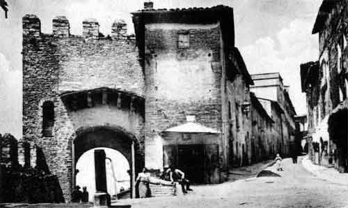 porta san francesco e via frate elia