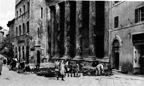 mercato dei cocci in piazza del comune