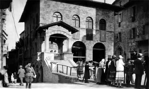 cerimonia civile di fronte al palazzetto delle poste