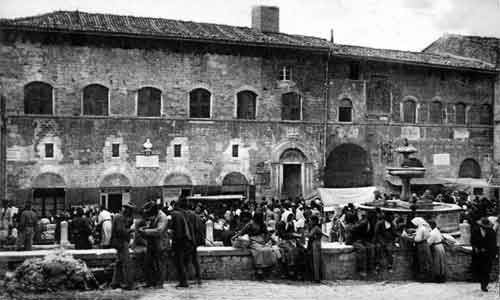mercato del sabato in piazza del comune, sullo sfondo il palazzo comunale