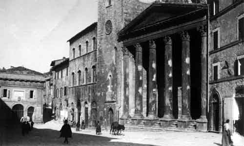 il tempio di minerva in piazza del comune