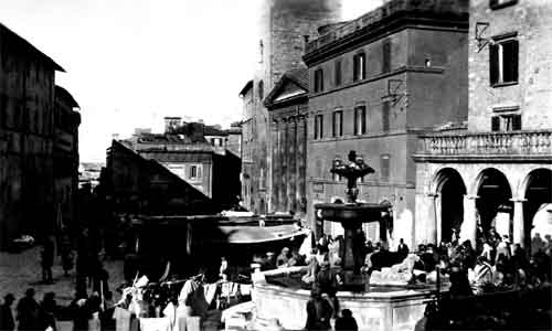 mercato del sabato in piazza del comune
