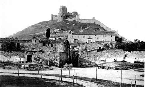 scorcio di piazza nuova e sullo sfondo la rocca