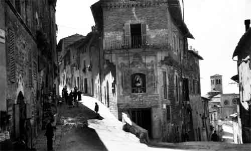 inizio via fontebella e sullo sfondo l'abbazia di san pietro