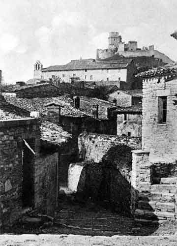 vicolo medievale con la rocca sullo sfondo