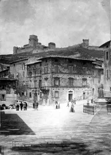 piazza san rufino e vista della rocca