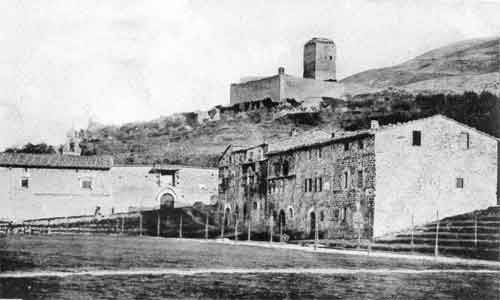 scorcio di piazza nuova e sullo sfondo la rocchicciola