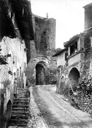 porta san giacomo e discesa per san francesco