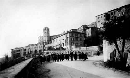 convittori con istitutore e sullo sfondo la basilica di san francesco
